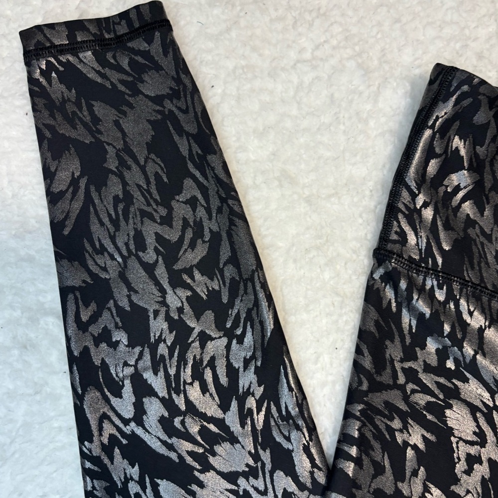 Old Navy Active Women High Rise Powersoft Foil-Print Leggings - Picture 4 of 8